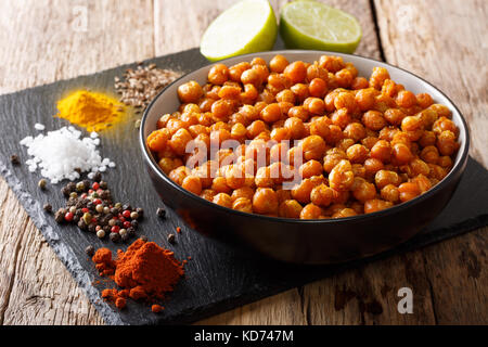 Pois chiches rôti aux épices avec des ingrédients sur la table horizontale. Banque D'Images