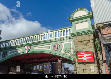 Ancien pont ferroviaire à Worcester Foregate Gare à Worcester, Royaume-Uni Banque D'Images