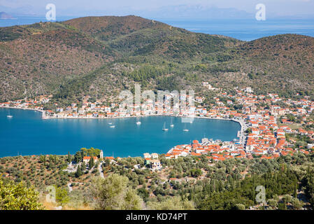 À la recherche jusqu'à la ville portuaire de la capitale de Vathy Ithaque dans les îles ioniennes de la Grèce Banque D'Images