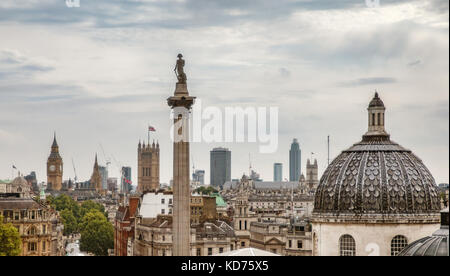 Nelsons Column à Trafalgar Square Chambres du Parlement et le dôme de la National Gallery de Londres, UK Banque D'Images