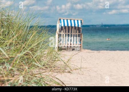 Plage de sable et de chaises de plage en bois traditionnel. L'Allemagne du nord, sur la côte de la mer Baltique Banque D'Images