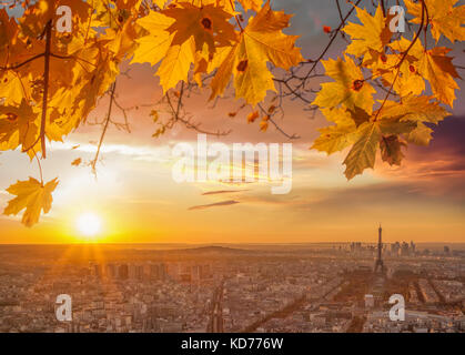 Paris avec la tour eiffel contre soleil colorés en france Banque D'Images