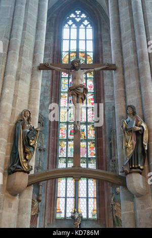 Par Veit Stoss groupe Crucifixion (1507) avec la Vierge Marie et saint Jean, Saint Sebaldus Sebalduskirche (église), Nuremberg, Bavière, Allemagne Banque D'Images