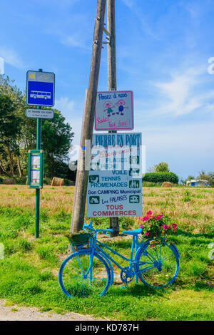 SAINT-PIERRE-en-PORT, FRANCE - 16 SEPTEMBRE 2012 : vue de divers panneaux dans le village de Saint-Pierre-en-Port, Normandie, France Banque D'Images