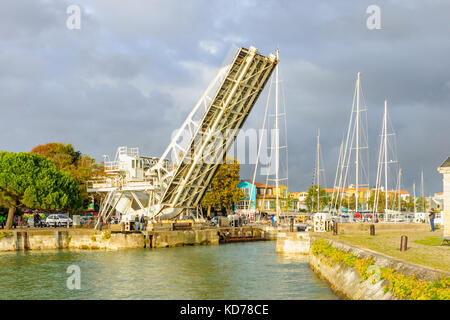 La Rochelle, France - 02 octobre 2012 : pont mobile à l'entrée du vieux port à la Rochelle, France (avec les habitants). La Rochelle est une ville de nous Banque D'Images