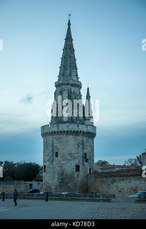 La Rochelle, France - 02 octobre 2012 : vue de la tour de la lanterne, avec les habitants, une partie de la fortification de la Rochelle, France Banque D'Images