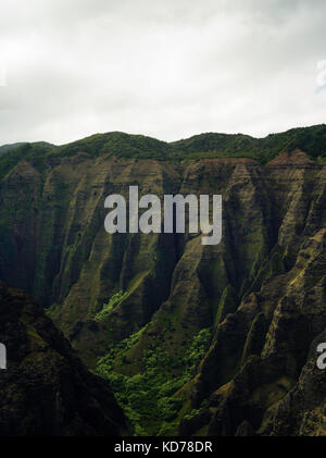 Vue aérienne de la côte de Na Pali, Kauai, Hawaii sur une journée nuageuse. Banque D'Images