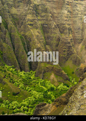 Vue aérienne de la côte de Na Pali, Kauai, Hawaii sur une journée nuageuse. Banque D'Images