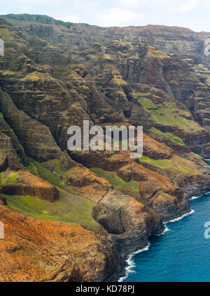 Vue aérienne de la côte de Na Pali, Kauai, Hawaii sur une journée nuageuse. Banque D'Images