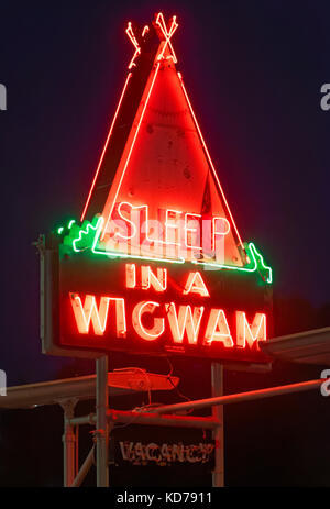 Cave City, ky/usa - Juillet 25, 2015 : le sommeil dans un wigwam en néon dans la nuit le 25 juillet 2017 à Cave City, Kentucky. Banque D'Images