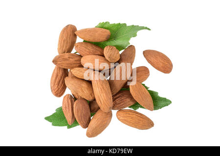 Amandes avec des feuilles isolées sur fond blanc Banque D'Images