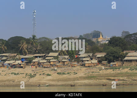 Tour de télécommunication et temple à myaydo sur le fleuve Irrawaddy en Birmanie (Myanmar). Banque D'Images