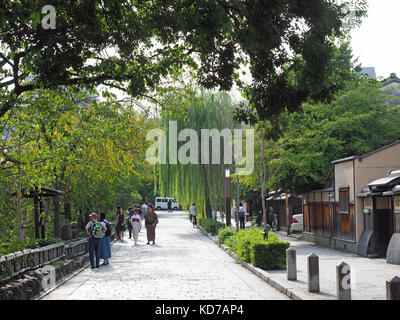 Voir du côté de Shirakawa-minami Dori une rue traditionnelle japonaise à Kyoto au Japon Banque D'Images