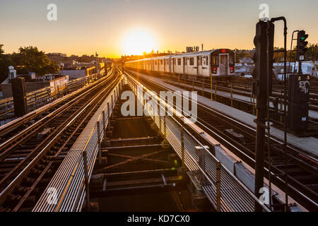 Overground railroad de Queens à New York, au coucher du soleil Banque D'Images