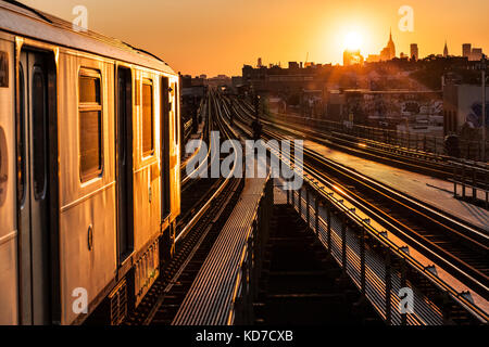 Chemin de fer de Queens à New York, au coucher du soleil Banque D'Images