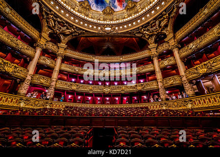 A l'intérieur de l'auditorium de l'Opéra Garnier, connu sous le nom de Palais Garnier.C'est magnifique plafond a été peint par Marc Chagall. Banque D'Images