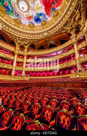 A l'intérieur de l'auditorium de l'Opéra Garnier, connu sous le nom de Palais Garnier.C'est magnifique plafond a été peint par Marc Chagall. Banque D'Images