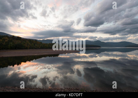 Nuages cloudscape réfléchi sur le réservoir Ashokan approvisionne dans le nord de new york. Banque D'Images