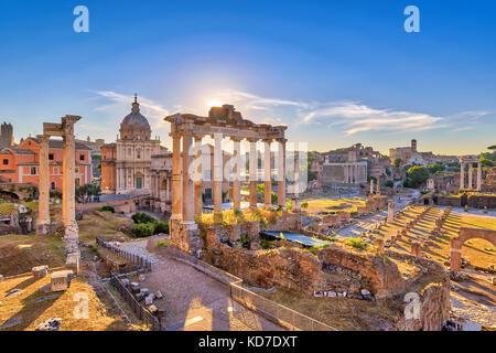Lever du soleil sur les toits de la ville de Rome à rome forum (forum romain), Rome, Italie Banque D'Images