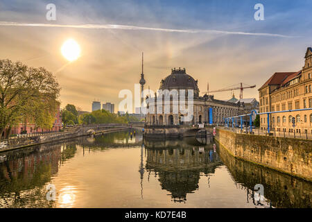 Lever du soleil sur les toits de la ville de Berlin à l'île aux musées et la tour de télévision 24, Berlin, Allemagne Banque D'Images