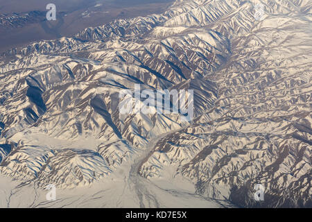 La Mongolie Vue aérienne de la montagne couverte de neige au printemps les séquences vidéo Banque D'Images