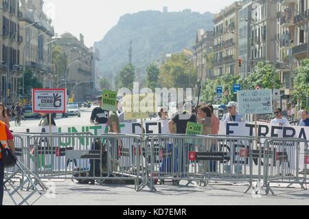 Barcelone, Espagne. 10 oct, 2017. forte présence policière et manifestants devant le parlement catalan en avance d'une éventuelle déclaration unilatérale d'indépendance de la catalogne. crédit : Luc peters/Alamy live news Banque D'Images