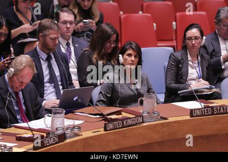 Nations Unies, New York, États-Unis, 10 octobre 2017 - L'ambassadeur britannique Matthew Rycroft et Nikki R. Haley, représentant permanent des États-Unis auprès de l'ONU, lors d'une réunion du Conseil de sécurité sur le Yémen aujourd'hui au siège de l'ONU à New York. Photo : Luiz Rampelotto/EuropaNewswire | utilisation dans le monde entier Banque D'Images