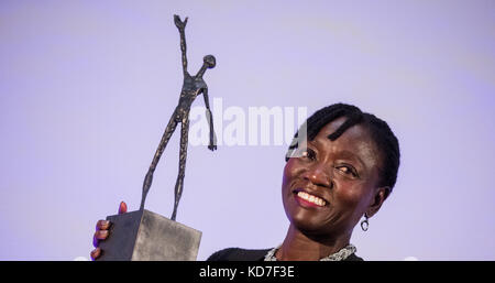 Cologne, Allemagne. 10 octobre 2017. Auma Obama reçoit le Prix International TÜV Global Compact à Cologne, Allemagne, le 10 octobre 2017. Obama, la demi-sœur de l’ancien président américain Barack Obama, a reçu le prix pour son travail dans le domaine du développement durable. Crédit : Rolf Vennenbernd/dpa/Alamy Live News Banque D'Images