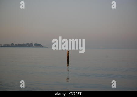 San Francisco, Californie, USA. 10 Oct, 2017. Lever du soleil sur le pont de la baie de San Francisco et couverts dans la fumée de l'incendie de Napa et de Sonoma en Californie Crédit : Peter Graham/Alamy Live News Banque D'Images