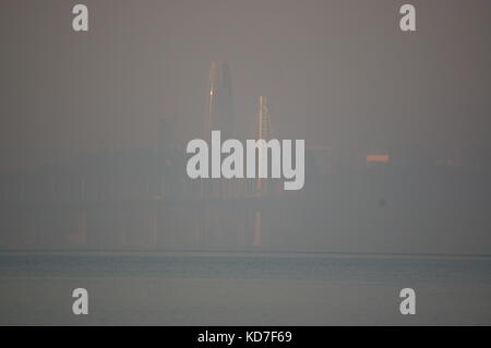 San Francisco, Californie, USA. 10 Oct, 2017. Lever du soleil sur le pont de la baie de San Francisco et couverts dans la fumée de l'incendie de Napa et de Sonoma en Californie Crédit : Peter Graham/Alamy Live News Banque D'Images