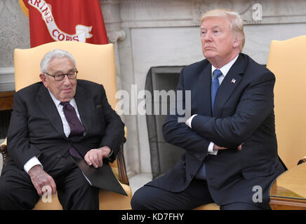 Le président américain Donald J. Trump rencontre l'ancien secrétaire d'État américain Henry Kissinger au Bureau ovale de la Maison Blanche à Washington, DC le mardi 10 octobre 2017. Au cours de la séance photo-op, le Président a posé quelques questions aux journalistes. Crédit : Ron Sachs / CNP /MediaPunch Banque D'Images