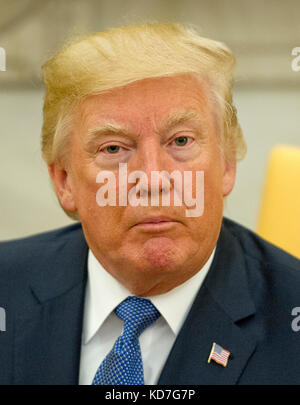 Washington, États-Unis. 10 octobre 2017. Le président des États-Unis Donald J. Trump rencontre l’ancien secrétaire d’État américain Dr Henry Kissinger dans le bureau ovale de la Maison Blanche à Washington, DC le mardi 10 octobre 2017. Au cours de la séance photo, le Président a pris quelques questions des journalistes. Crédit : Ron Sachs/CNP - PAS DE SERVICE DE VIREMENT - crédit : Ron Sachs/Consolidated/dpa/Alamy Live News Banque D'Images