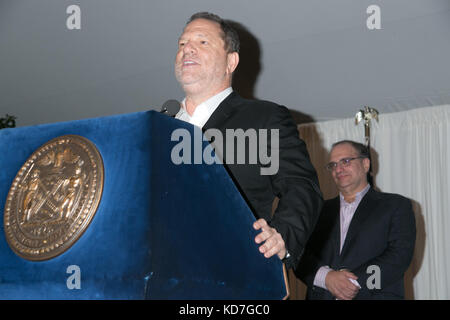 Le réalisateur Harvey Weinstein et le réalisateur Bob Weinstein sur scène en tant que « Prix Made In NY » sont remis aux cinéaste Bob Weinstein et Harvey Weinstein lors du 8ème Prix Made In NY » annuel à Gracie Mansion le 10 juin 2013 à New York. Banque D'Images