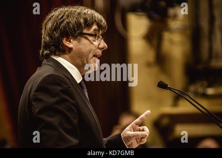 Barcelone, Espagne. 10 octobre 2017. Carles Puigdemont, président de la Generalitat de Catalogne, reporte l’indépendance et la proclamation de la République catalane lors d’une session plénière extraordinaire au parlement catalan pour valoriser les résultats du référendum sur la sécession du 1er octobre. Crédit : Matthias Oesterle/Alamy Live News Banque D'Images