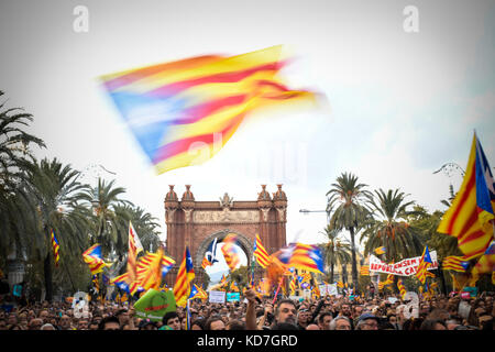 Barcelone, Espagne. 10 octobre 2017. Les partisans de l'indépendance se rassemblent à l'Arc de Triomf pour l'annonce de Puigdemont au Parlement catalan crédit : Piero Cruciatti/Alamy Live News Banque D'Images