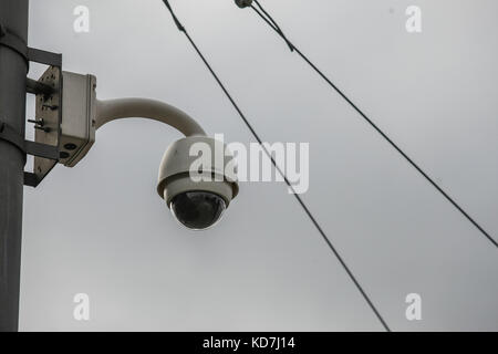 Gdynia, Pologne. 10 oct, 2017. bosh caméra de surveillance sur la rue swietojanska est vu à Gdynia, Pologne, le 10 octobre 2017 le plan d'échange des autorités de Gdynia et à moderniser les caméras de surveillance vidéo (CCTV) dans les systèmes hd modernes. Chaque mois, le suivi les opérateurs sont spotting environ un millier d'événements, nécessitant des services de police ou de la garde de la ville d'intervenir. crédit : Michal fludra/Alamy live news Banque D'Images