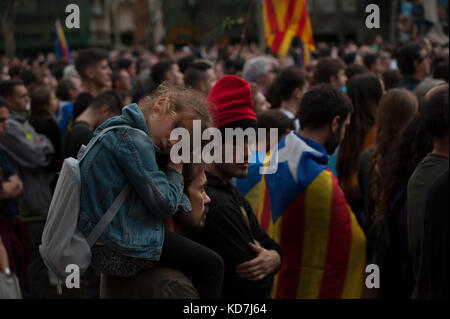 Barcelone, Catalogne, Espagne. 10 Oct, 2017. Des milliers de personnes sont concentrées dans l'Arc de Triomf de Barcelone, près du Parlement Catalan pour assister à la comparution du président de la Catalogne Carles 'Puigdemon' qui s'affiche volontairement pour expliquer les résultats du référendum du 1 octobre dernier, de déclarer l'indépendance de la Catalogne et, plus tard, annulant temporairement dans l'espoir d'être en mesure de négocier avec le gouvernement espagnol. Crédit : Charlie Perez/Alamy Live News Banque D'Images