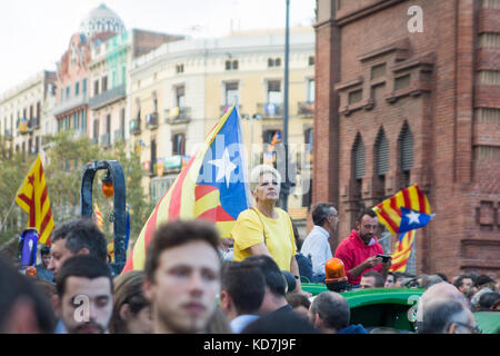 Barcelone, Espagne. 10 octobre 2017. Les gens avec des drapeaux lors du discours du premier ministre catalan Carlos Puigdemont à Barcelone, qui a déclaré l'indépendance et l'a directement suspendue. Crédit : Adam G. Gregor/Alamy Live News Banque D'Images