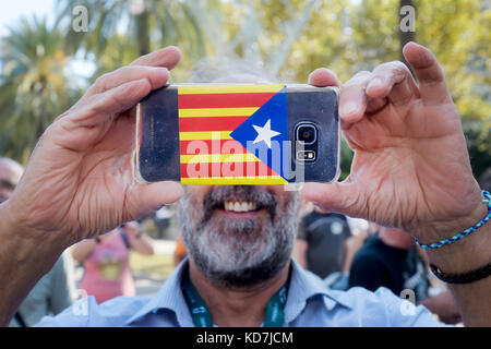 Barcelone, Espagne. 10 octobre 2017. Les gens attendent le discours du président régional catalan Puigdemont, qui devrait déclarer l'indépendance de la Catalogne. Crédit : Danilo Balducci/ZUMA Wire/Alamy Live News Banque D'Images