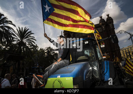 Barcelone, Catalogne, Espagne. 10 octobre 2017. Des dizaines de milliers de personnes arborant des drapeaux catalans se rassemblent autour de l'Arc de Triunfo de Barcelona près du Parlement de Catalogne, attendant que le président de Catalogne Carles Puigdemont fasse une annonce sur l'indépendance de la Catalogne de l'Espagne mardi 10 octobre, 2017.10/10/2017.Barcelone, Espagne. Go Nakamura/Redux crédit : Go Nakamura/ZUMA Wire/Alamy Live News Banque D'Images