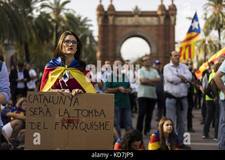 Barcelone, Catalogne, espagne. 10 oct, 2017. Des dizaines de milliers de personnes avec des drapeaux de la catalogne se rassemblent autour de l'arc de triomphe de Barcelone près du parlement de Catalogne, en attente pour le président de la catalogne carles puigdemont fera une annonce au sujet de l'indépendance de la Catalogne en Espagne, le mardi 10 octobre, 2017/2017.10/10.Barcelone, Espagne.go nakamura/crédit : redux rendez nakamura/zuma/Alamy fil live news Banque D'Images