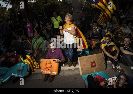 Barcelone, Catalogne, Espagne. 10 octobre 2017. Des dizaines de milliers de personnes arborant des drapeaux catalans se rassemblent autour de l'Arc de Triunfo de Barcelona près du Parlement de Catalogne, attendant que le président de Catalogne Carles Puigdemont fasse une annonce sur l'indépendance de la Catalogne de l'Espagne mardi 10 octobre, 2017.10/10/2017.Barcelone, Espagne. Go Nakamura/Redux crédit : Go Nakamura/ZUMA Wire/Alamy Live News Banque D'Images