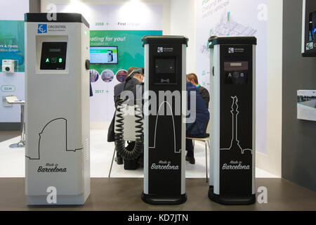 Stuttgart, Allemagne. 10 octobre 2017. Bornes de recharge pour véhicules électriques ' Made in Barcelona ' à l'EVS30, Symposium et exposition des véhicules électriques. Crédit : Juergen Schwarz/Alamy Live News Banque D'Images