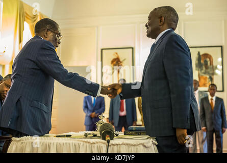 Harare. 10 octobre 2017. Le président zimbabwéen Robert Mugabe (G, Front) félicite Happyton Bonyongwe (R, Front) après avoir prêté serment en tant que nouveau ministre de la Justice à la State House à Harare, Zimbabwe, le 10 octobre 2017. Le président zimbabwéen Robert Mugabe a prêté serment mardi six nouveaux ministres qu'il a nommés lors d'un remaniement ministériel lundi. Crédit : Xinhua/Alamy Live News Banque D'Images