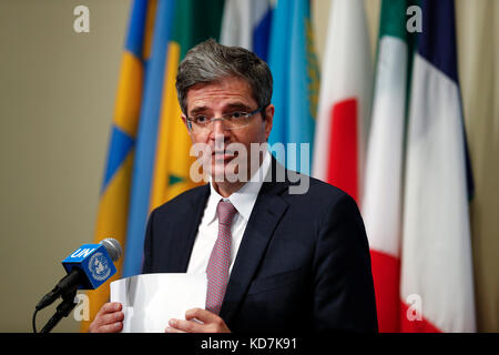 New York, États-Unis. 10 octobre 2017. L’ambassadeur de France aux Nations Unies François Delattre, président du Conseil de sécurité pour octobre, parle à la presse de la situation au Yémen lors d’une rencontre avec la presse au siège de l’ONU à New York, le 10 octobre 2017. Mardi, le Conseil de sécurité des Nations Unies a appelé toutes les parties au Yémen, en particulier les Houthis, à engager des dialogues significatifs pour arrêter les combats et résoudre le conflit. (Xinhua/Li Muzi) crédit : Li Muzi/Xinhua/Alamy Live News Banque D'Images