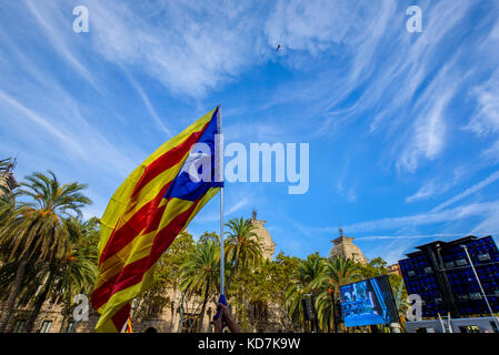 Barcelone, Espagne. 10 octobre 2017. Les gens regardent dans l'avenue Lluis Companys le discours de Carles Puigdemont sur l'indépendance de la Catalogne (Espagne). Banque D'Images