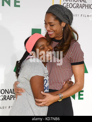 Gina Torres et sa fille Delilah Fishburne visiter M. Bones Citrouille