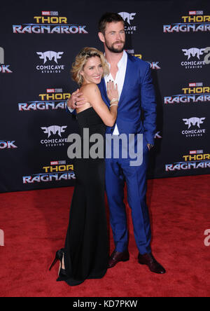 Hollywood, CALIFORNIE, États-Unis. 10 octobre 2017. Elsa Pataky, Chris Hemsworth. Première mondiale de ''Thor : Ragnarok'' au théâtre El Capitan à Hollywood. Crédit : Birdie Thompson/AdMedia/ZUMA Wire/Alamy Live News Banque D'Images