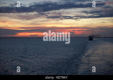 Isle of Grain, au Royaume-Uni. 10 Oct, 2017. Coucher de soleil sur l'île de Grain donnant un ciel rouge et rose sur la Tamise Crédit : Keith Larby/Alamy Live News Banque D'Images