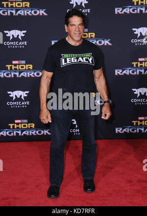 Hollywood, CALIFORNIE, États-Unis. 10 octobre 2017. Lou Ferrigno. Première mondiale de ''Thor : Ragnarok'' au théâtre El Capitan à Hollywood. Crédit : Birdie Thompson/AdMedia/ZUMA Wire/Alamy Live News Banque D'Images